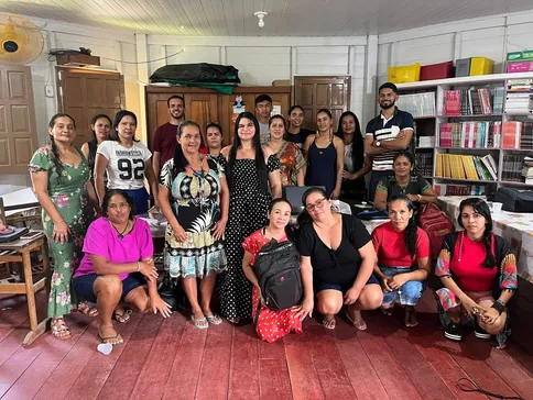 Grupo de educadoras y educadores de la Escola Ixubãy Rabuī Puyanawa al terminar una sesión de formación